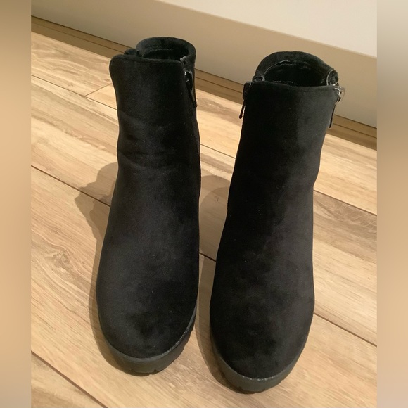 🎉HOST PICK🎉 vintage Dressy Black velour zip up 3” platform booties - Picture 3 of 11